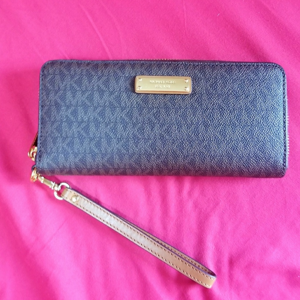 Brand new Michael Kors wristlet purse w/tags